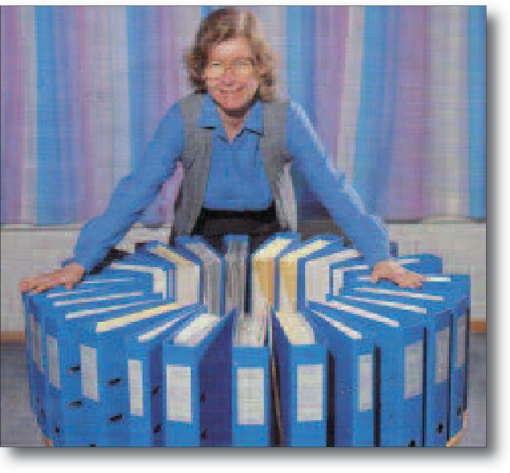 Kari Sveen fra Klinisk FoU, men her i rollen som prosjektleder for FoU av det non-ioniske kontrastmiddelet iopentol. Her poserer Kari sammen med den registreringsdokumentasjonen som Nycomed Imaging sendte inn til europeiske helsemyndigheter i 1990.