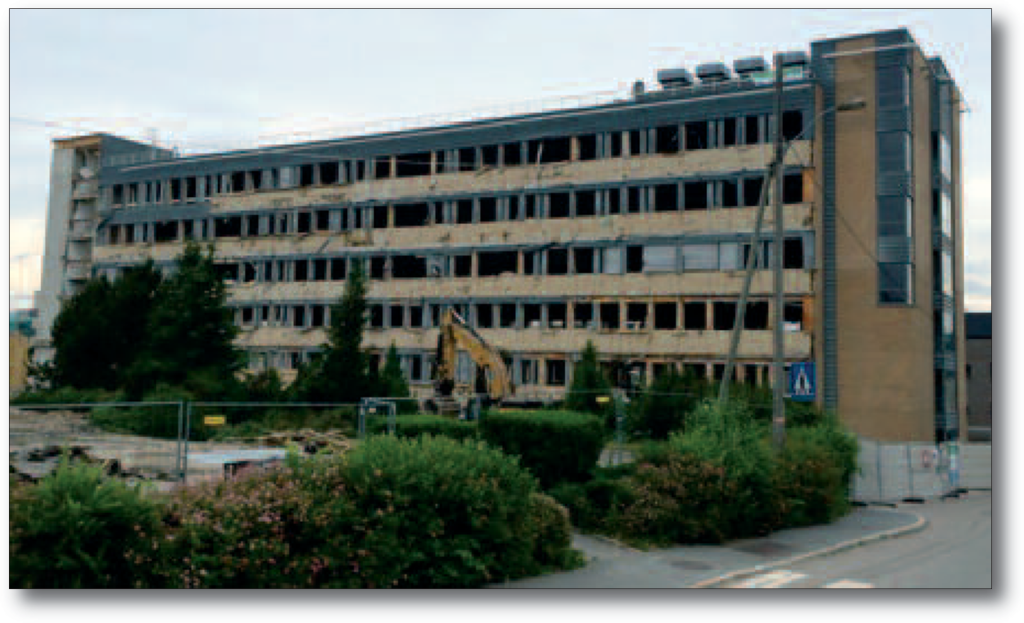 Sandakerveien 100C, hvor Klinisk FoU har vært lokalisert, under rivning i 2017.