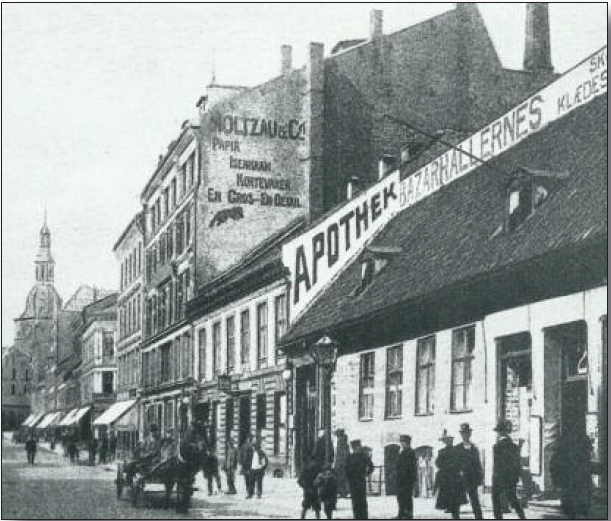 Storgaten ca. år 1900 med Løveapoteket som andre hus på høyre side. Fra boken På vidvanke gjennom livet av sønnesønnen Harald Thaulow (1887–1971). Oslo 1958.