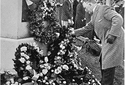 Apoteker Fritz G. Zapffe nedlegger kranser fra Roald Amundsens og Leif Dietrichsons familier på minnesmerket over Latham ved avdukningen i Tromsø i 1934. Bilde fra Zapffes bok om Roald Amundsen (1935).