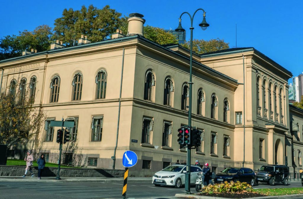 «Det Kemiske Laboratorium, Universitetet i Christiania» lå i Domus Chemica med adresse Frederiks gate 3 i dagens Oslo. Bygningen er tegnet av Georg Andres Bull. Her underviste 1.amanuensis Hvoslef og prof. Waage. Her fikk også farmasistudenter sin laboratorieutdanning inntil Farmasøytisk institutt ble etablert på Blindern i 1932. Etter at Kjemisk institutt flyttet til Blindern i 1934 har bygningen vært disponert av forskjellige brukere. Foto: Kari Tveøy.