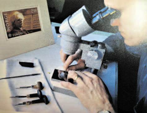 Den møysommelige og krevende arbeidsprosessen med å gravere frimerker. Her er Sverre Morken fotografert i sitt atelier i Nittedal. Bildet er hentet fra ref.4.