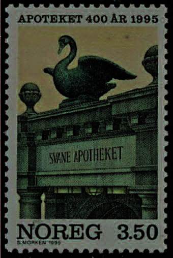 Det utgitte frimerket fra Svaneapoteket i Bergen (NK1221) med den øvre delen av inngangsportalen med svaneskulpturen over.
