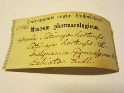 Fig. 11 En av etikettene i boksene.