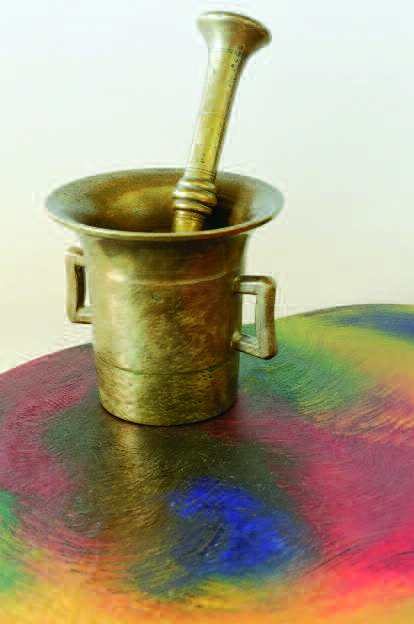 Figur 1 Eksempler på farger som er omtalt i artikkelen. På paletten finnes gul oker, ultramarin, alizarin og sotsvart. Foto: H. H.Tønnesen.