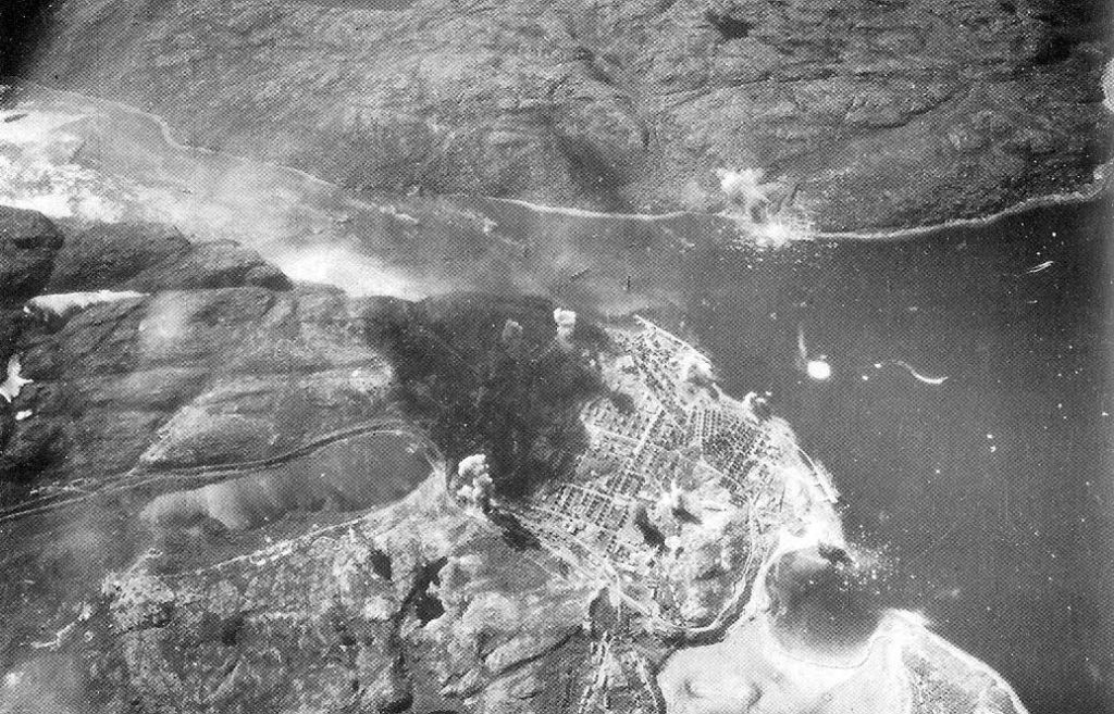 Figur 2. Sovjetisk luftfoto av flyangrep mot Kirkenes 4. juli 1944.