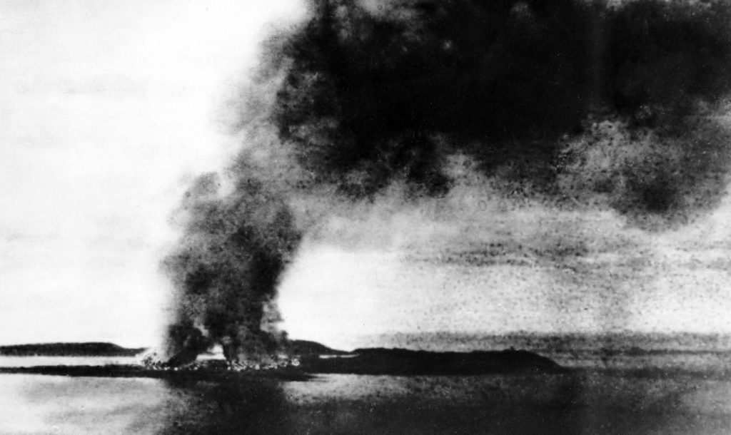 Figur 3. Vardø i brann etter russisk flyangrep 23. august 1944.