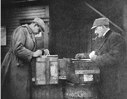 Flykaptein for N25 Hjalmar Riiser-Larsen (1890–1965), som endte opp som sjef for Luftforsvaret i Norge, og apoteker Zapffe kontrollerer listene for utstyr og proviant før avgang til Kings Bay, Spitsbergen i 1925. Fra Amundsen: Gjennom luften til 88 grader nord, 1925.