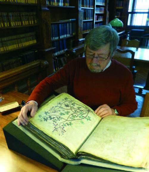 Forfatteren arbeider med en codex.