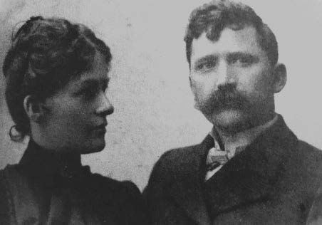 Gudrun og Fritz Zapffe skjenket vennen Roald Amundsen dette bildet før avreisen til Gjøaekspedisjonen (1903–1906). Bildet er fra Bomann-Larsens biografi om Roald Amundsen (1995).