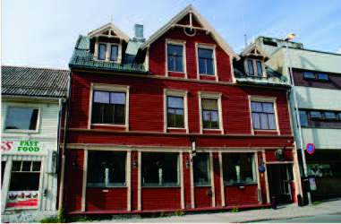 I 1971 flyttet apoteket til den nybygde Baptistkirken til høyre, og Storgt. 42 ble det populære restauranthuset «Peppermøllen» med «Abboteket» bar (1972–2009). Så fulgte tre år som restauranthuset «Amundsen». Foto: Stig Lennart Sørensen.