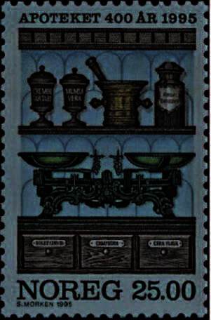 Jubileumsmerket med apotekinteriør med morter og pistill, vekt, apotekkrukker og skuffer.