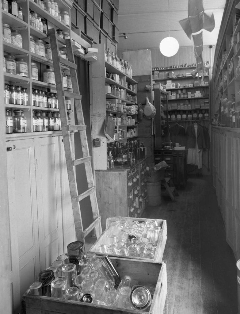 Materialkammer Rådhusapoteket Oslo Foto: H. C. Neupert. Norsk Folkemuseum