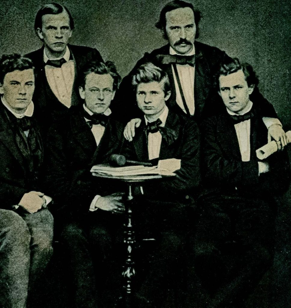 Bildet viser medlemmer av Denfysisk-kemiske Forening iChristiania i 1859, da de var ialderen 19–28 år. Her ses i bakersterekke fra høyre Hans H.Hvoslef (senere apoteker) og CatoM. Guldberg (senere professor ianvendt matematikk). I førsterekke fra høyre: Theodor Mohn(senere lege), Peter Waage (senereprofessor i kjemi), Henrik Mohn(senere professor i meteorologi) ogFrantz P. Møller (senere apoteker).De hadde i 1958–60 en privatvitenskapelig klubb med formål«at drøfte Materier af fysiskkemiskNatur» (se ogsåmanustekst).