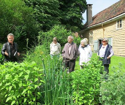 Midtsommar (juni -13) i St. Jørgens urtehage. Underteikna har omvising i hagen. Foto: Nina Aldin Thune.