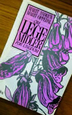 Nok et eksempel på at revebjelle blir brukt som
illustrasjon på en medisinplante og et legemiddel.
Denne boka om «Legemidler for ungdom» ble utgitt i
1988 av Marit Andrew og Marit Oppedal. Boka
dekket da tilvalgsemnet om legemidler på grunnkurs i
sosial- og helsefag i den videregående skolen.