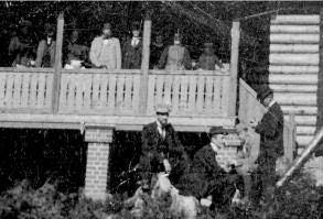 På bildet fra innvielsen av Aaklungsæteren ser vi Axel Koren i lys dress på verandaen med Hans Holtermann Abel på sin venstre side. Severin Henrik Ræder Riiber står helt til høyere på bildet.