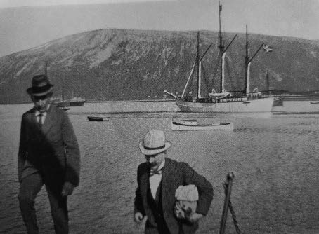 Roald Amundsen og Fritz G. Zapffe i Troms&oslash; i 1918 f&oslash;r avgang Maud-ekspedisjonen (1918&ndash;1925). I bakgrunnen den nybygde polarskuta Maud. Bilde fra Zapffes bok om Roald Amundsen (1935).