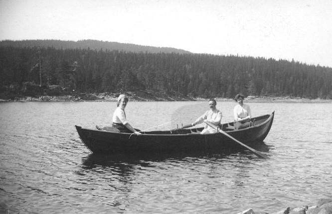 Rotur i en av båtene til Foreningen Aaklungsæteren. Rokaren er Karl Ernst Kobro, og i baugen sitter hans kone Fredrikke Andrea.