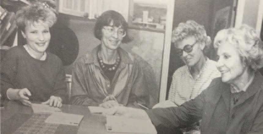 Sekretariatet til KFFE i 1985. Fra høyre cand. pharm. Edle Endresen (som sekretariatsleder fra 1978–86 har hun vært den daglige leder i KFFE som har sittet lengst), Liv Hedvig Thoresen, reseptar og senere høgskolelektor Nina Eitrem Haavie (som også fungerrte som daglig leder 1987–89) og Ruth Norseng. (Foto: Fra Norsk Farmaceutisk Tidsskrift)