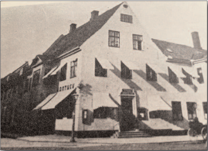 Svaneapotheket lå i Tollbugata 21 (ca. 1690–1896). Foto fra Flood I og Brendel L: Norges Apotek og deres innehavere (1954) bind III.bind III.