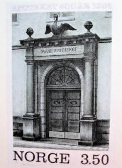 Sverre Morkens førsteutkast til inngangsportalen for Svaneapoteket i Bergen. Han forkastet selv forslaget. Bildet er hentet fra ref.3.