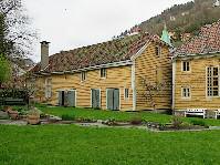 Tidleg vår (april -15) i St. Jørgens urtehage. Foto: Bjarne Thune.