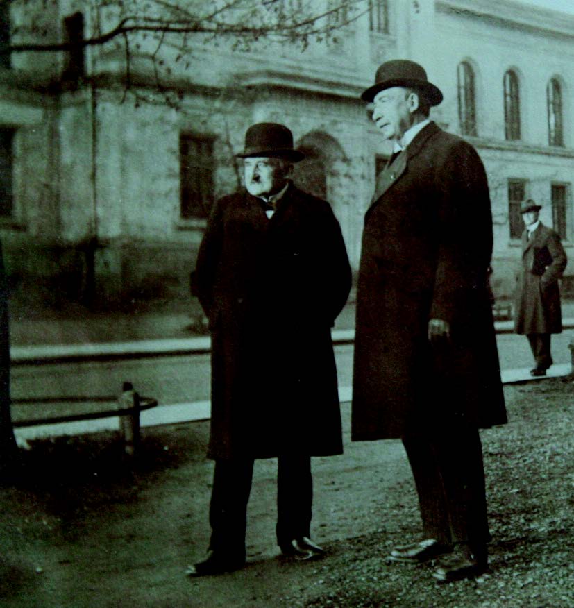 To av kullets lærekrefter, professor Hiortdal og amanuensis, senere apoteker Sissner på gamle tomter i 1917. Foto fra Jubileumsskriftet.