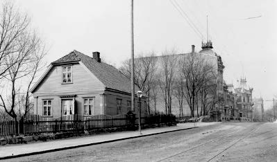 Tukthuset fotografert rundt 1910. – Foto Olaf Væring / Oslo Museum / Creative Communs. I 1825 kjøpte Døderlein Drammensveien 60. Det ble revet i 1916 da Handelsbygningen ble oppført. I bakgrunnen ses Det engelske kvarter lenger ned mot Solli plass. Bildet tilhører Oslo museum.